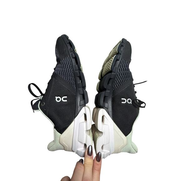 On Cloudflyer 4 Running Shoes Black White Helion CloudTec Women’s Size 10 - Picture 7 of 9